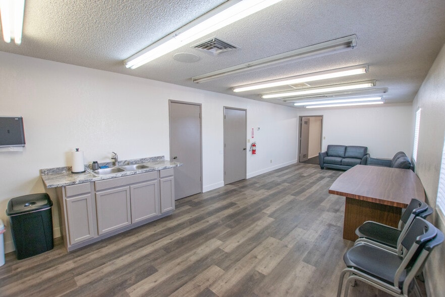 More Photos Of 519 W Western Ave, Avondale General Retail For Sale