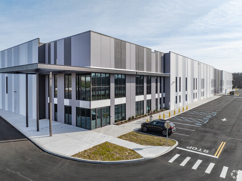 More Photos Of Old Nichols Commerce Ctr, Islandia Distribution For Lease