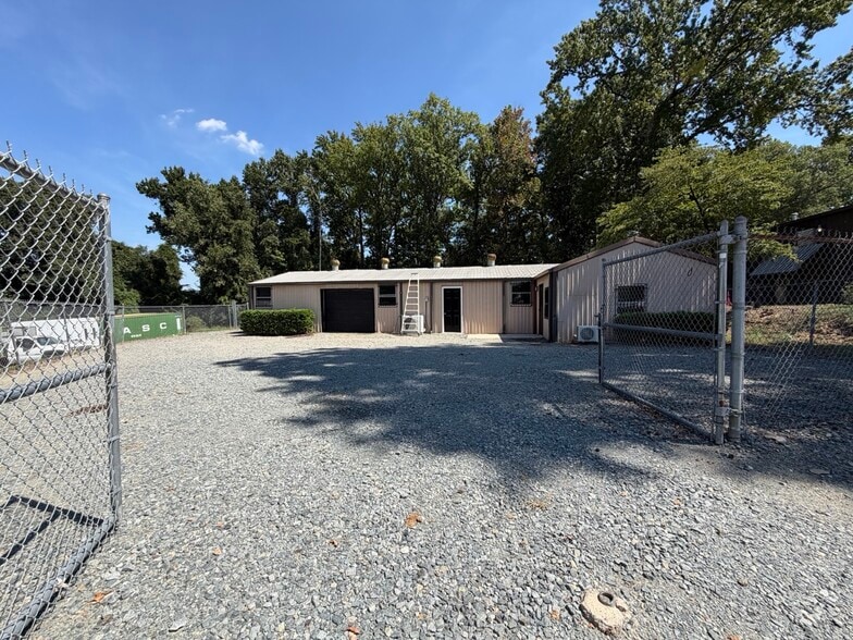 More Photos Of 4038 Hartley St, Charlotte Flex For Lease
