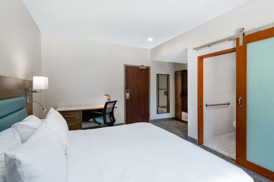 More Photos Of 1978 Village Green Way, Tallahassee Hotel For Sale