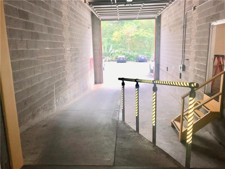More Photos Of 1020-1060 Saw Mill Run Blvd W, Pittsburgh Warehouse For Lease