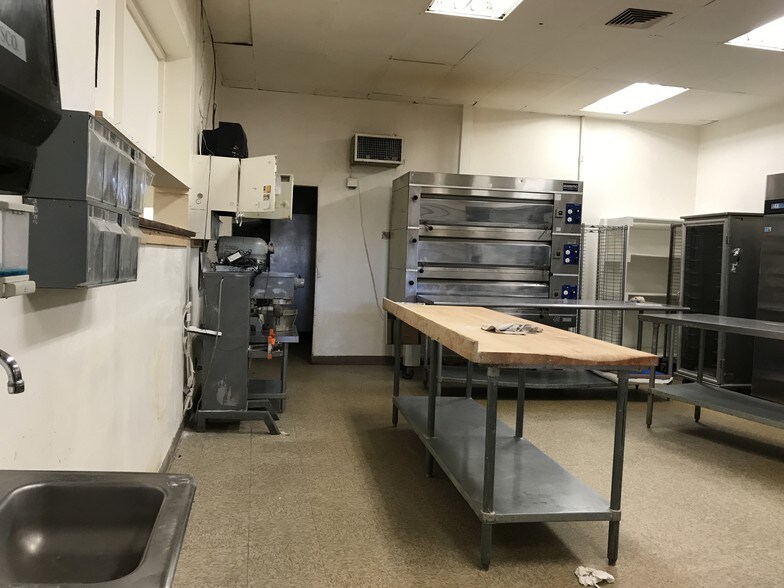 More Photos Of 126 Shadow Mountain Dr, El Paso Restaurant For Lease