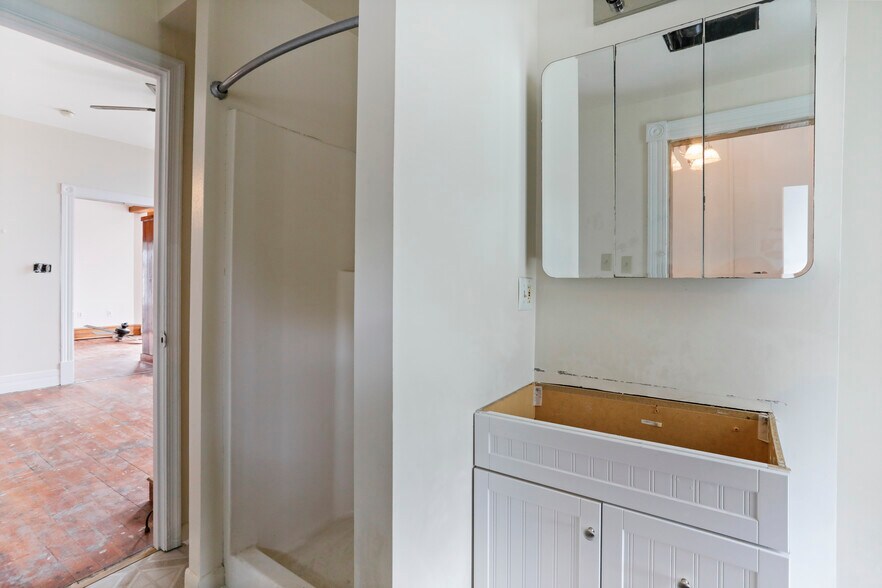 More Photos Of 102-104 N Main St, Edinburg Storefront Retail Residential For Sale