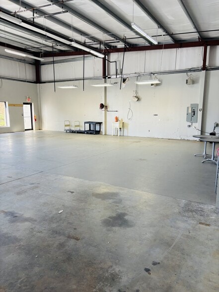 More Photos Of 825 Hwy 74 S, Peachtree City Warehouse For Lease