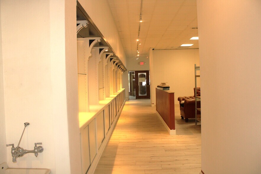 More Photos Of 927 Main St, Evanston General Retail For Lease