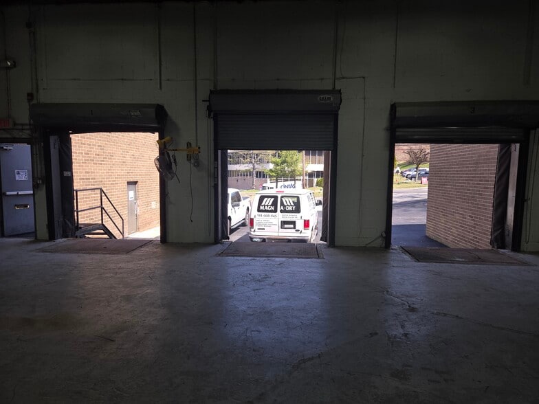 More Photos Of 600 Executive Blvd, Elmsford Manufacturing For Lease