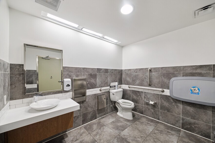 More Photos Of 2455 Highway 6, Sugar Land Freestanding For Lease