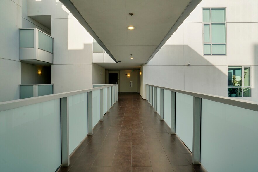 More Photos Of 525 Santa Monica Blvd, Santa Monica Apartments For Sale