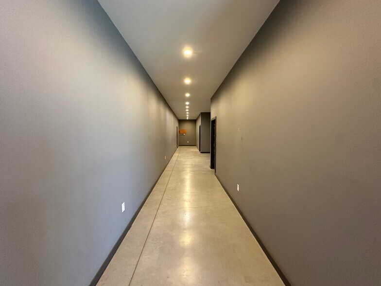 More Photos Of 13055 Harmon Rd, Fort Worth Warehouse For Lease