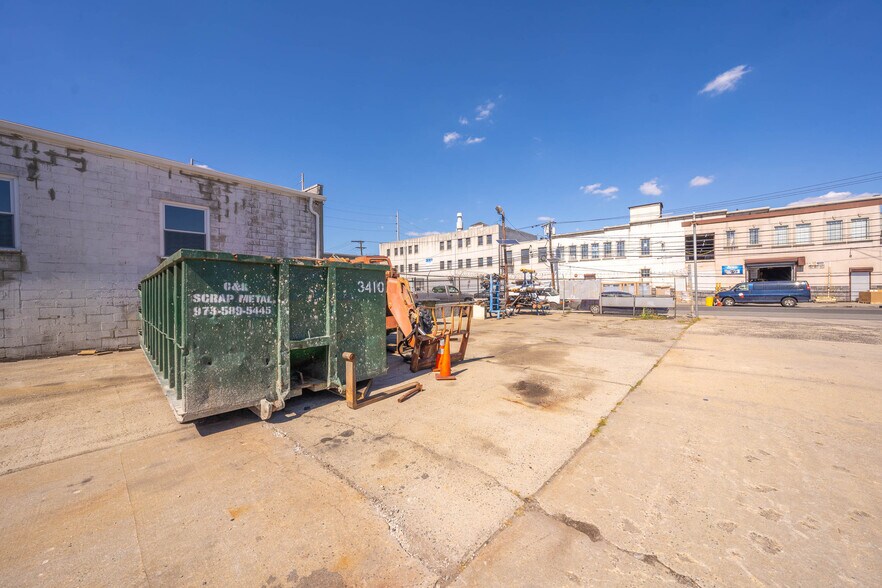 More Photos Of 370-376 Adams St, Newark Warehouse For Lease