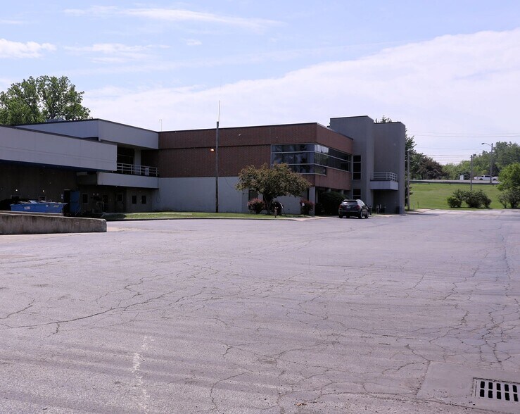 More Photos Of 7085 Mentor Ave, Willoughby Flex For Lease