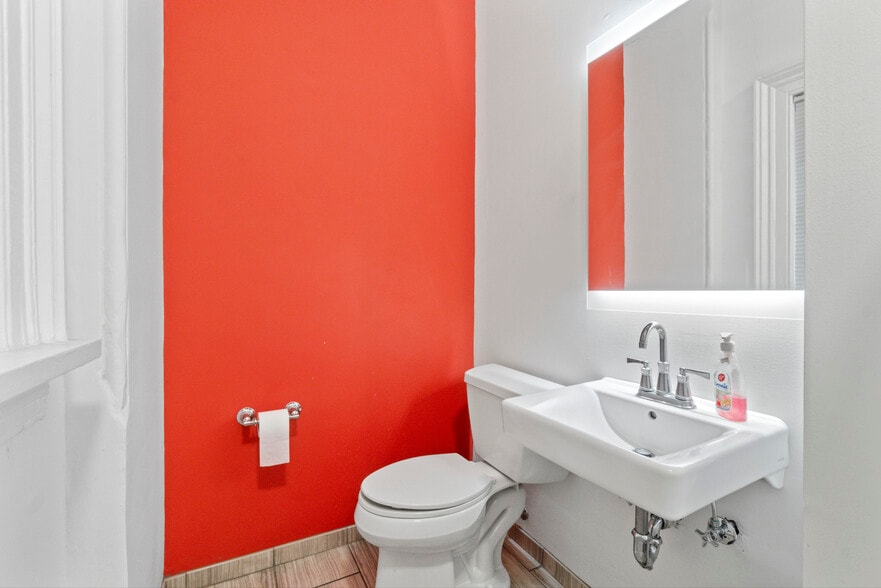 More Photos Of 429 N Eutaw St, Baltimore Office For Sale
