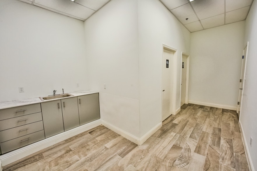 More Photos Of 213 Shaw Ave, Pasadena Industrial For Lease