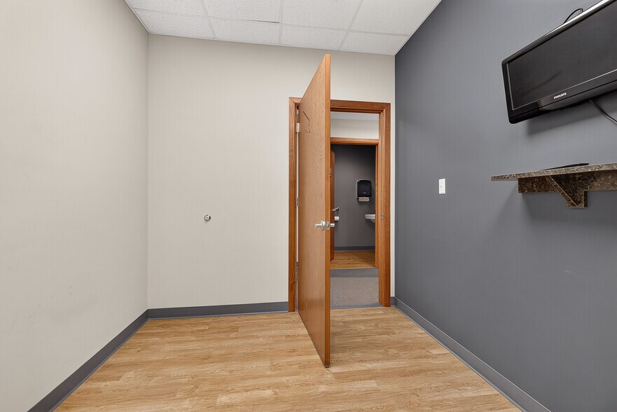 More Photos Of 8202 Clearvista Pky, Indianapolis Office For Sale