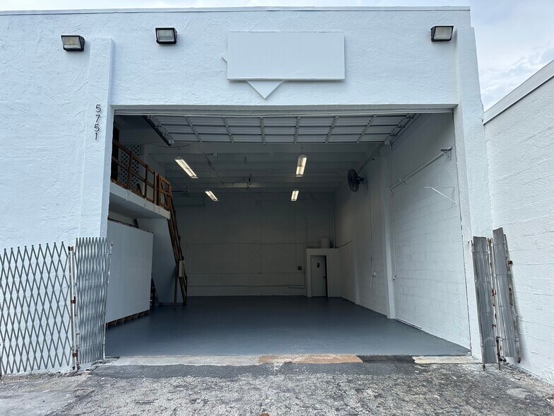More Photos Of 5751 Dawson St, Hollywood Warehouse For Lease