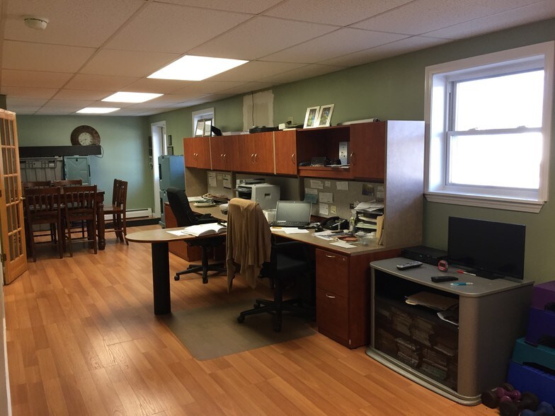 More Photos Of 139 Riverside Dr, Thompson Freestanding For Sale