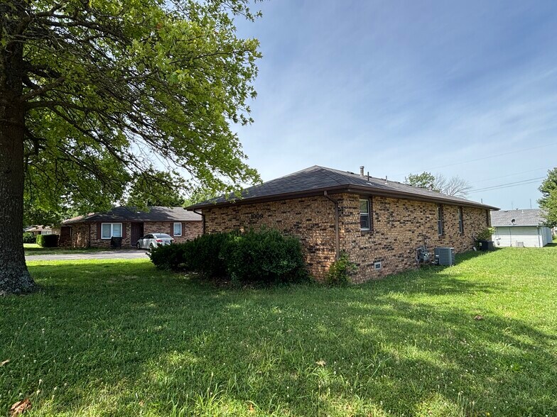 Primary Photo Of 1009 S Kansas Ave, Springfield Multifamily For Sale