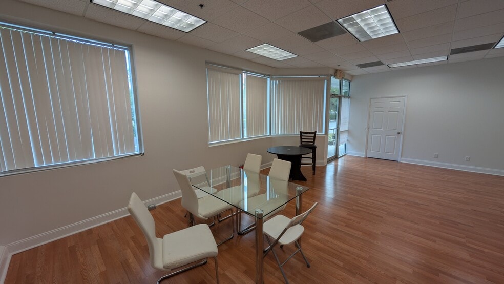 More Photos Of 7901 Kingspointe Pky, Orlando Showroom For Sale