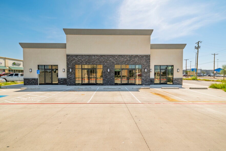 More Photos Of 300 W Longview Ave, Midland General Retail For Sale