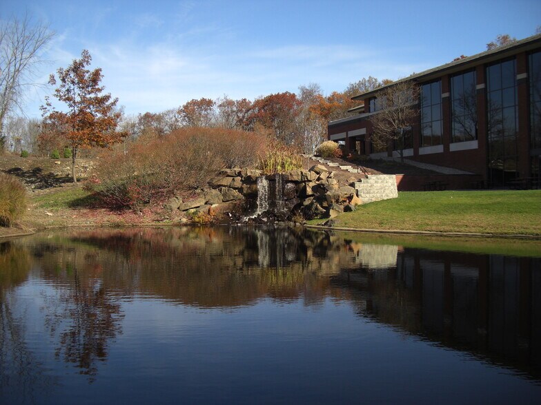 More Photos Of 10 Waterside Dr, Farmington Office For Lease
