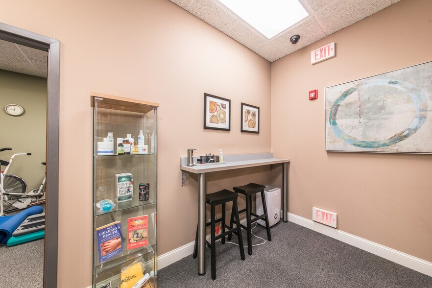 More Photos Of 828 Busse Hwy, Park Ridge Office For Sale