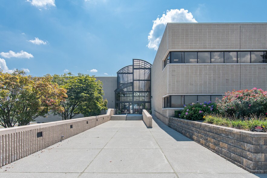More Photos Of 1325 Electric Rd, Roanoke Office For Sale