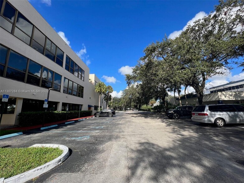 More Photos Of 14100 Palmetto Frontage Rd, Miami Lakes Office Residential For Lease