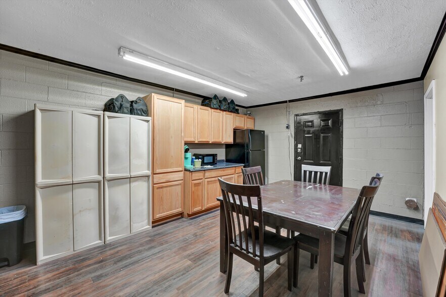 More Photos Of 1904 W Emory Rd, Powell Light Manufacturing For Sale