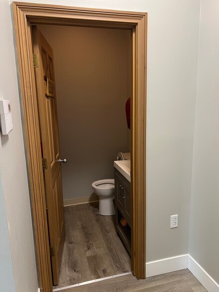 More Photos Of 1375 Kemper Meadow Dr, Forest Park Office Residential For Lease