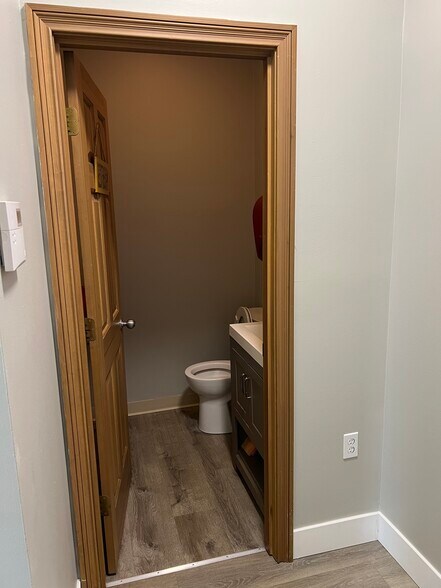 More Photos Of 1375 Kemper Meadow Dr, Forest Park Office Residential For Lease