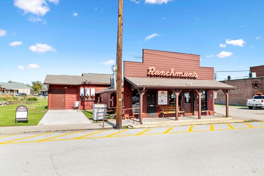 More Photos Of 110 W Bailey St, Ponder Restaurant For Sale