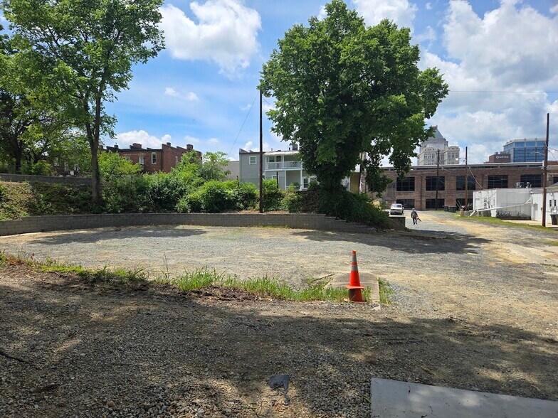 More Photos Of 404 E Market St, Greensboro Storefront For Lease