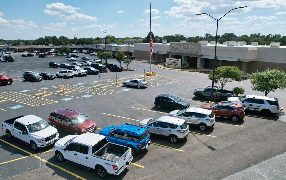 More Photos Of 2100 N Main St, Belton Restaurant For Lease
