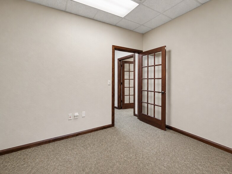 More Photos Of 16301-16305 N May Ave, Edmond Office For Lease
