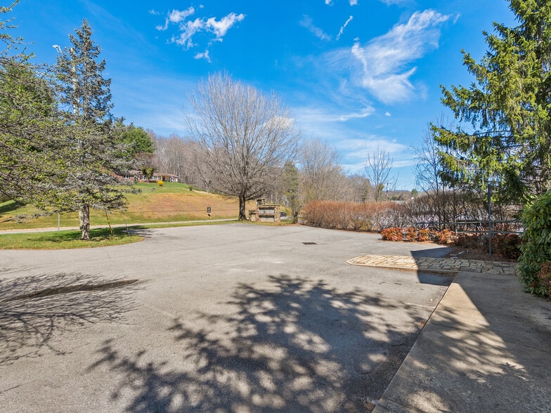 More Photos Of 1482 Russ Ave, Waynesville Office For Lease