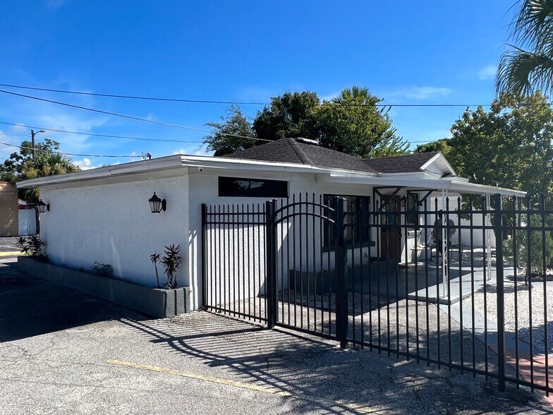More Photos Of 2323 W Aileen St, Tampa General Retail For Lease