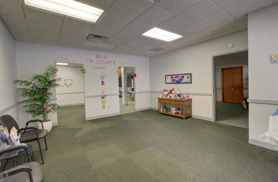 More Photos Of 224 E Main St, Ottawa Office For Sale