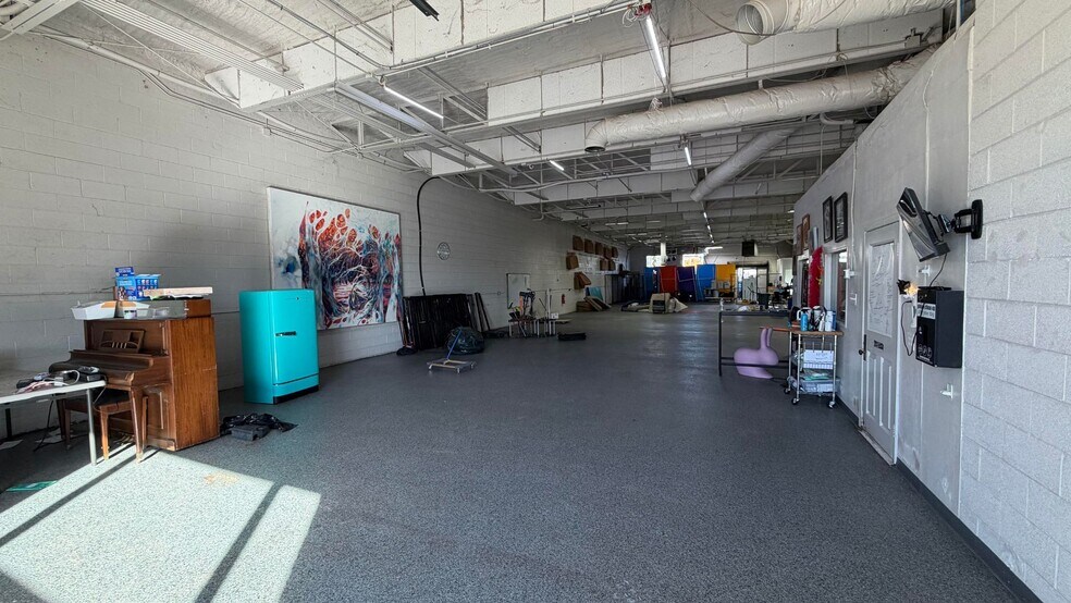 More Photos Of 310 Rock Island St, Dallas Flex For Lease