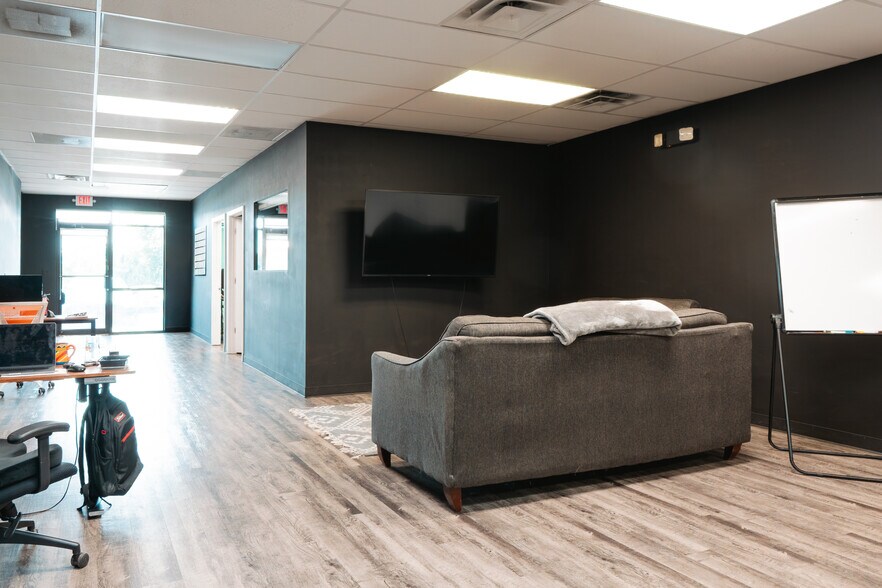 More Photos Of 7400-7440 NW River Park Dr, Parkville General Retail For Lease