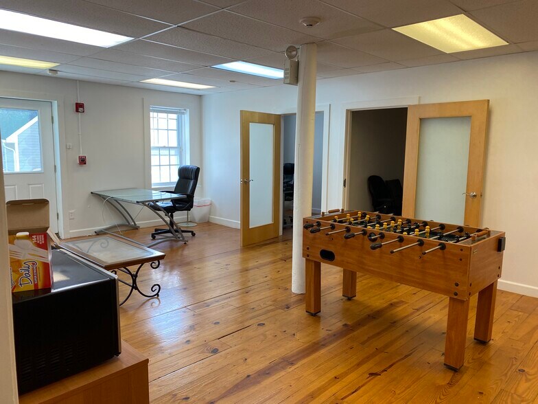 More Photos Of 7 Main St, North Kingstown Storefront Retail Office For Lease