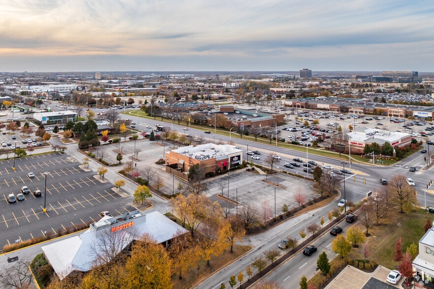More Photos Of 1695 E Golf Rd, Schaumburg Restaurant For Lease
