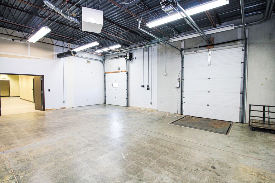 More Photos Of 3401 N Louise Ave, Sioux Falls Flex For Lease