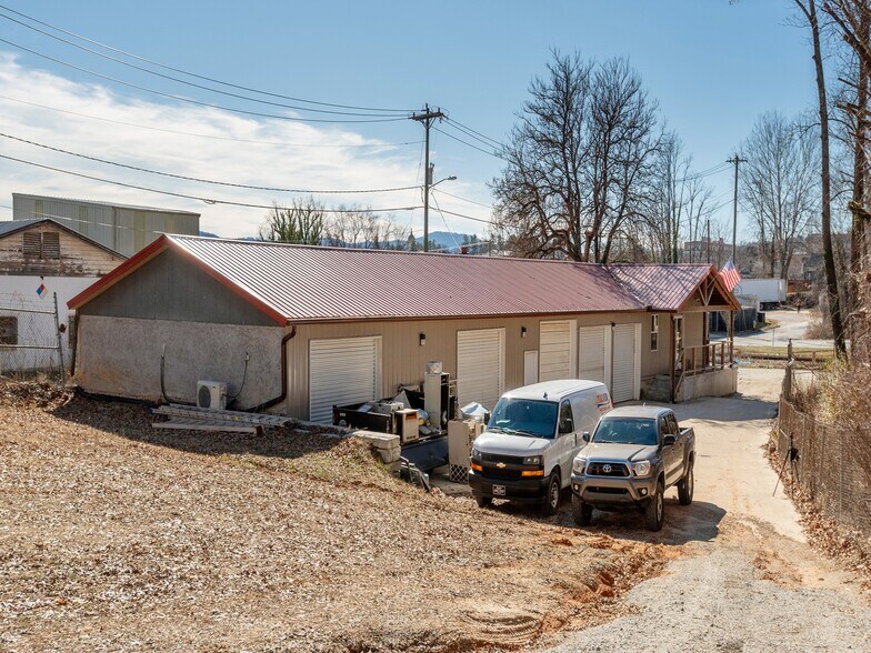 More Photos Of 445 6th E ave, Hendersonville Light Distribution For Sale