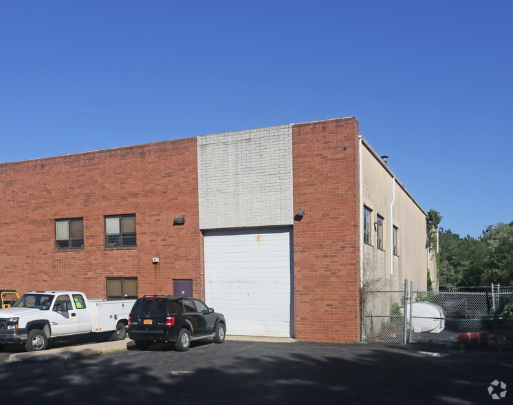 More Photos Of 124 Sills Rd, Yaphank Warehouse For Sale