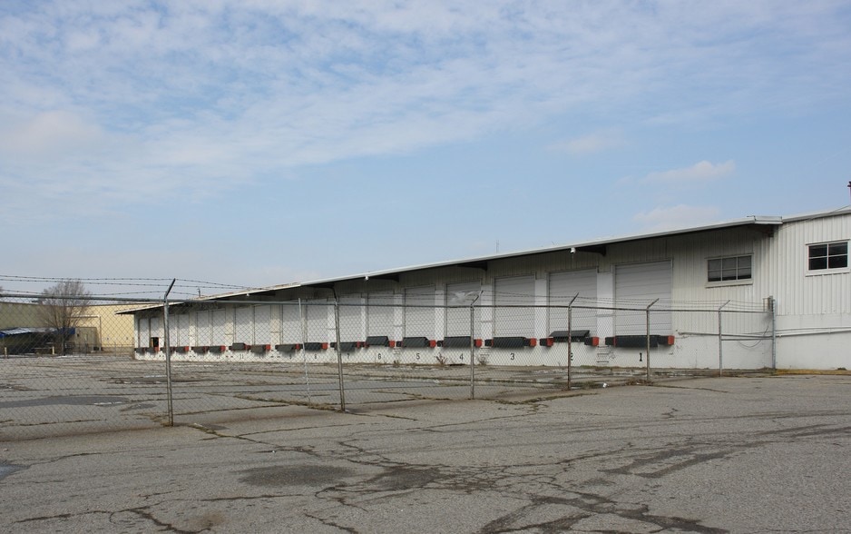More Photos Of 2100 S 9th St, Louisville Truck Terminal For Sale