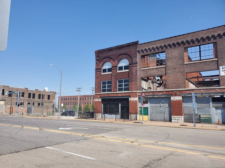 More Photos Of 1440 N Broadway, Saint Louis General Retail For Sale