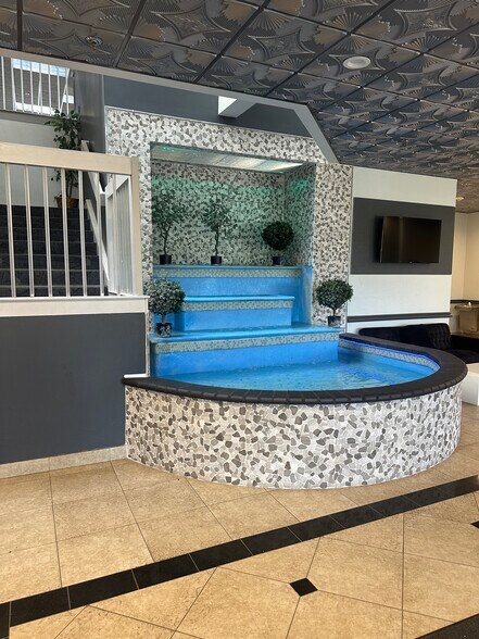 More Photos Of 7076 Highland Rd, Waterford Hotel For Lease