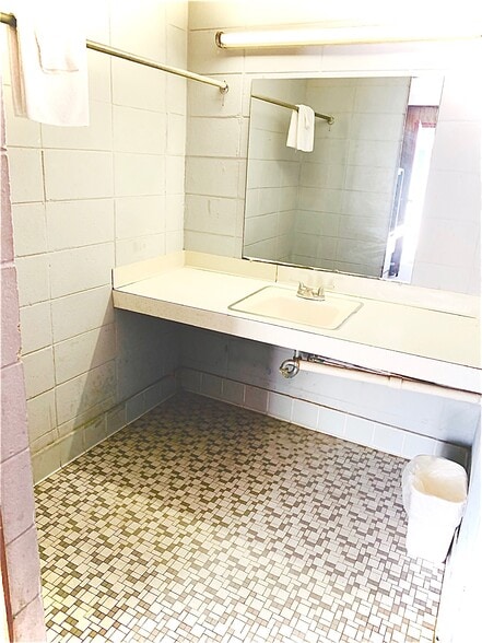 More Photos Of 811 S Mulberry Ave, Butler Hotel For Sale