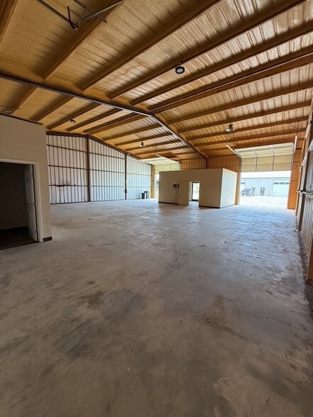 More Photos Of 5823 Acton Cir, Granbury Warehouse For Lease