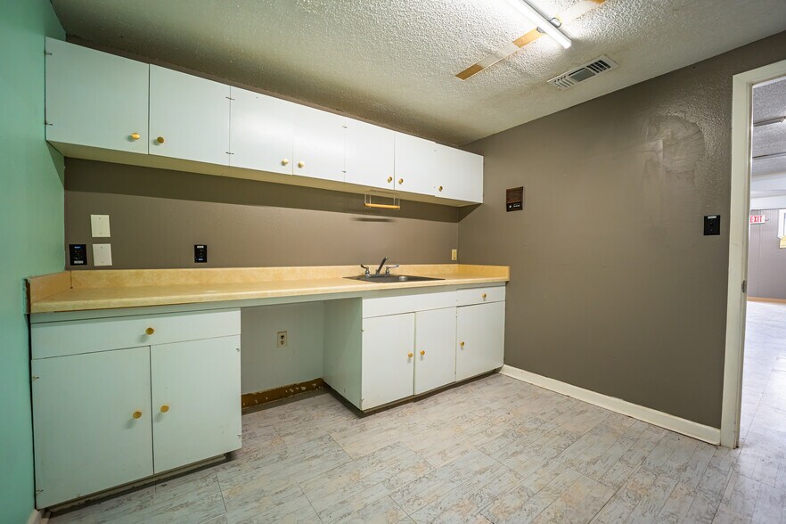 More Photos Of 7050 US Highway 87, San Antonio General Retail For Sale